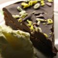 Kladdkaka med kanel och kardemummafudge