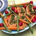 Snabbgravad, grillad pepparlax med grönsaker
