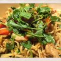KYCKLINGWOK MED ÄGGNUDLAR OCH YAKISOBASÅS