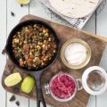 Bönchili med lime, choklad och picklad lök