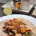 Cajunwraps med lax och syrlig salsa