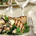 Sallad med ost och grillat päron