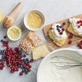 Sockerkaka med vispgrädde och lemoncurd