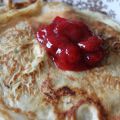 Pannkakor med nykokt jordgubbssylt