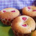 Saftiga vaniljmuffins med färska hallon