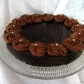 Chokladtårta med chokladglasyr och[...]