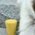 Solgul smoothie på en grå novemberdag