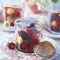 Fruktsallad med Pimm's och rosenmadeleines