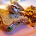 Club sandwich med mini pommes frites