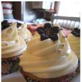 kokos kola cupcake med vitchoklad frosting