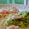Zucchinipasta med räkor & ädelostsås