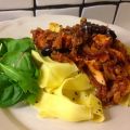 Färsk parpadelle med lax och svarta oliver