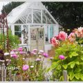 Hänger i Blomstergården, njuter och plockar[...]