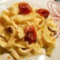 Örtkryddad pasta med ugnsbakade körsbärstomater