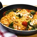 Spaghetti med räkor, vitlök och tomat