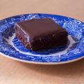 Brownie med fudgeglasyr