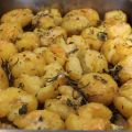 Krossad potatis med örter och Västerbottensost