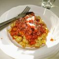 Färsk pasta med tomat-och salsiccasås