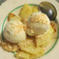 Stekt ananas med vaniljglass och rostad kokos