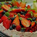 Hallonsemifreddo med daim och färska bär