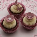 Cupcakes med fjärilar och blommor