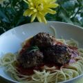Spaghetti med köttbullar och tomatsås