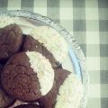 Mörk choklad cookies doppade i vitchoklad