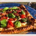 LJUMMEN CAPRESEPIZZA PÅ SMÖRDEGSBOTTEN