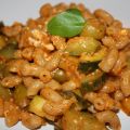 Aubergine- och fårostpasta fast med zucchini