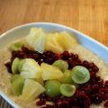 Vaniljgröt med granatäpple, vindruvor och ananas