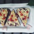 Smulpajskladdkaka med vaniljkräm och röda vinbär