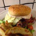 Grillad BBQ-burgare med klyftpotatis