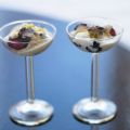 Vaniljyoghurt med blandade bär och citron