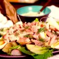 Sommarsallad med varmrökt fisk