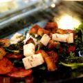 Salami och tallegio ost sallad