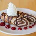 Chokladmoussefyllda pannkakor med jordgubbskräm[...]
