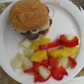 Nötburgare med ananas och melonsallad