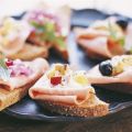 Små skinkmackor med smakrika röror