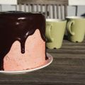 Chokladtårta med marängsmörkräm och jordgubbar