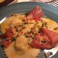 Färsk fylld pasta med getost och honung