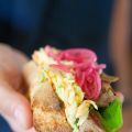 Flankstek i baguett med örtig coleslaw och[...]