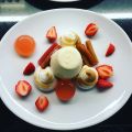 Vårdessert (mandelkaka, citronparfait, inkokt[...]