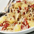 Ädelostsås med bacon, champinjoner och blomkål[...]