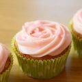 Rosaglittrande cupcake med spritsad ros