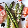 Sparris med prosciutto, jordgubbar och fetaost