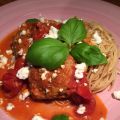 Feta- och lammfärsbiffar i tomatsås