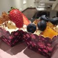 Maräng med frukt och vaniljkrämsgrädde