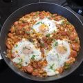 Ägg med korv och bönor i tomatsås