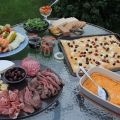 Fredagsmys med ost- och charkbricka och annat[...]