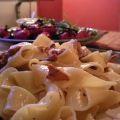 Gräddiga guldgula kantareller och pappardelle